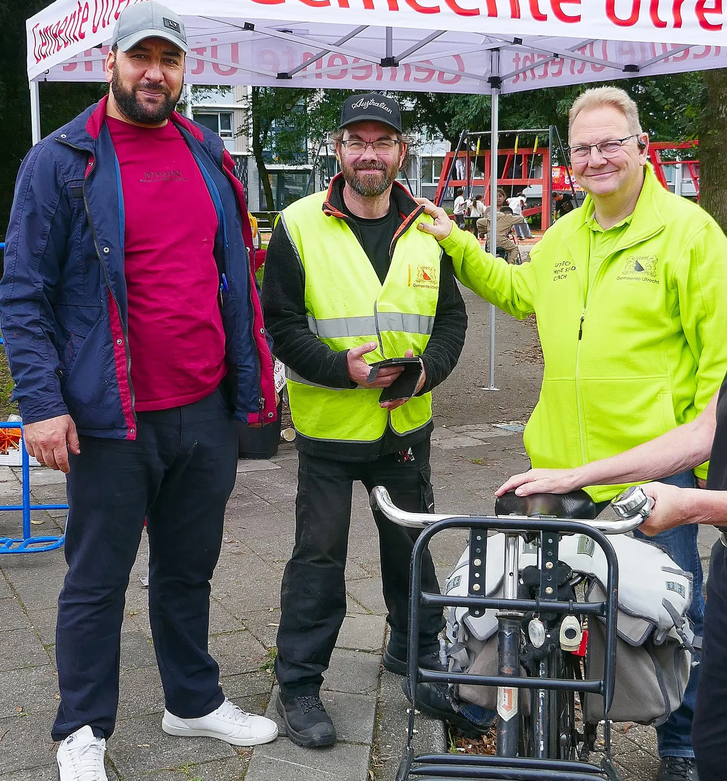 Bewoners en vrijwilligers bij de grofvuilcontainer.